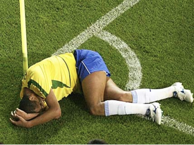 Brazilian legend Rivaldo is experiencing no pain whatsoever in this picture.